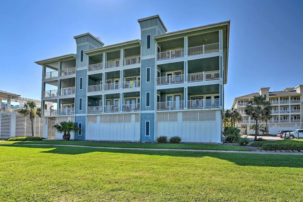 Gulf View + Beach Access: Galveston Resort Condo!