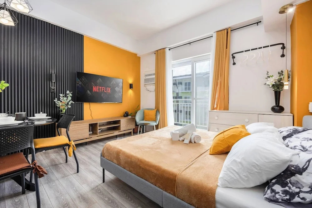 Stylish Condo 3-minutes to Airport, Poolview at Amani Grand Resort Residences