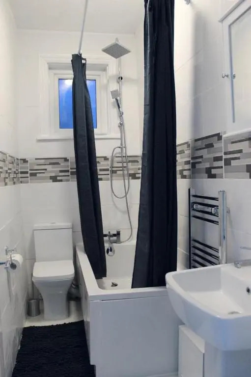 2 Bed 1st Floor Apartment-Own Entrance & Parking