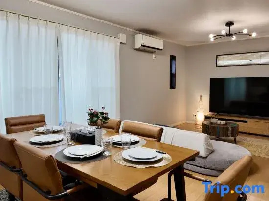 "Jialin"  2-12 people, 4 bedrooms, 2 showers, 1 living room, 1 kitchen, 1 parking space