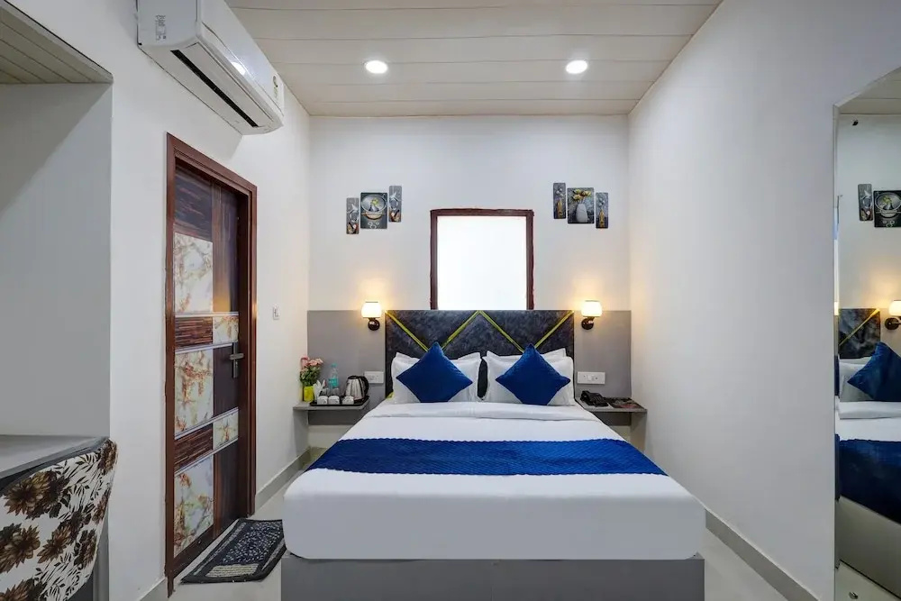 Hotel Warm Welcome Inn 26 - Near Sector 18 Metro Noida
