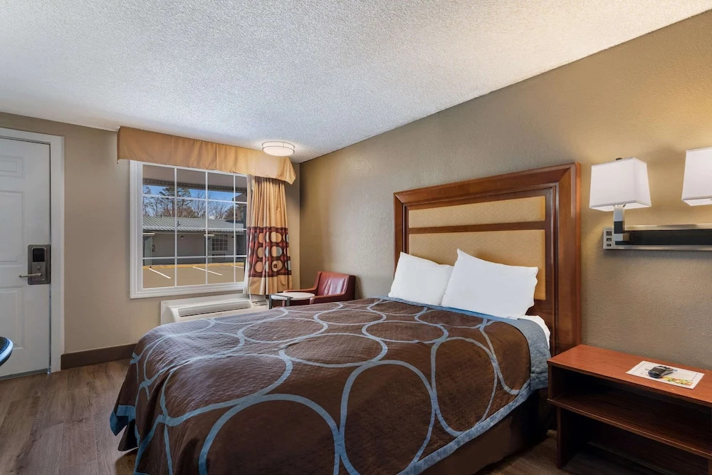 Super 8 Charlotte Airport North