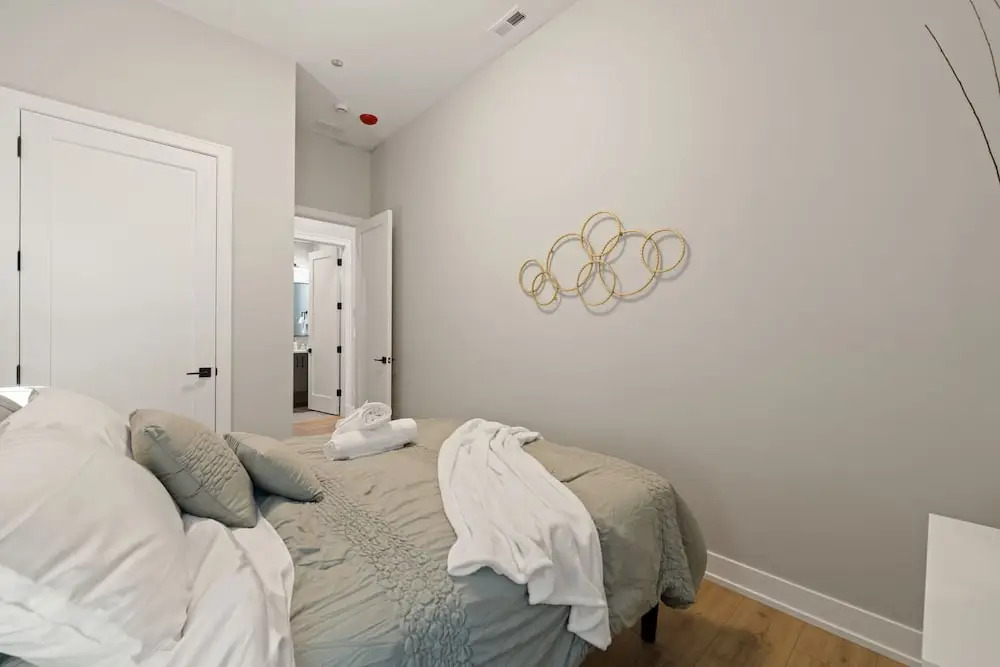 Modern 2-bd 2-ba Retreat Near Medical District