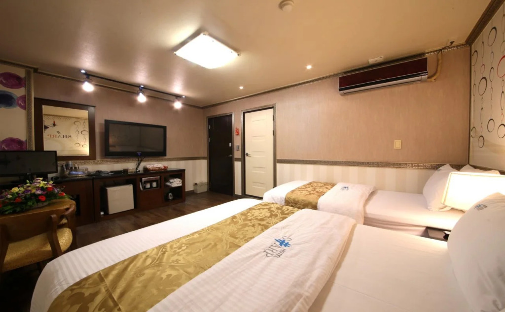 Sharp Hotel