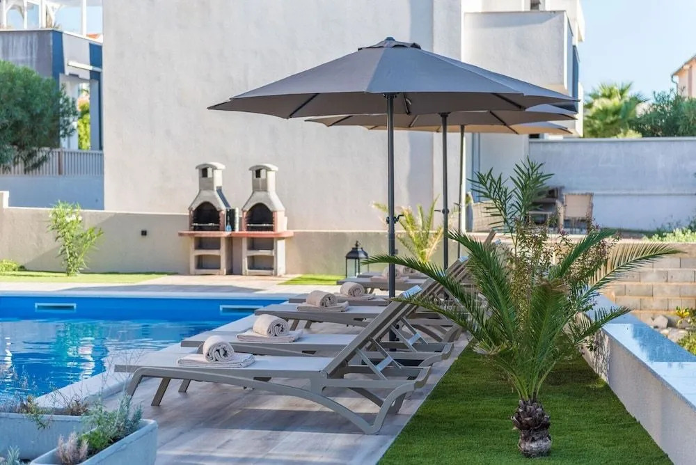 Pool Apartments Villa Meteorite