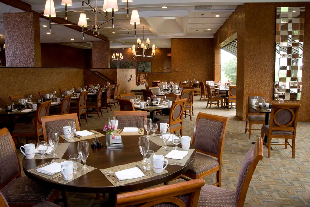 DoubleTree by Hilton St. Louis at Westport