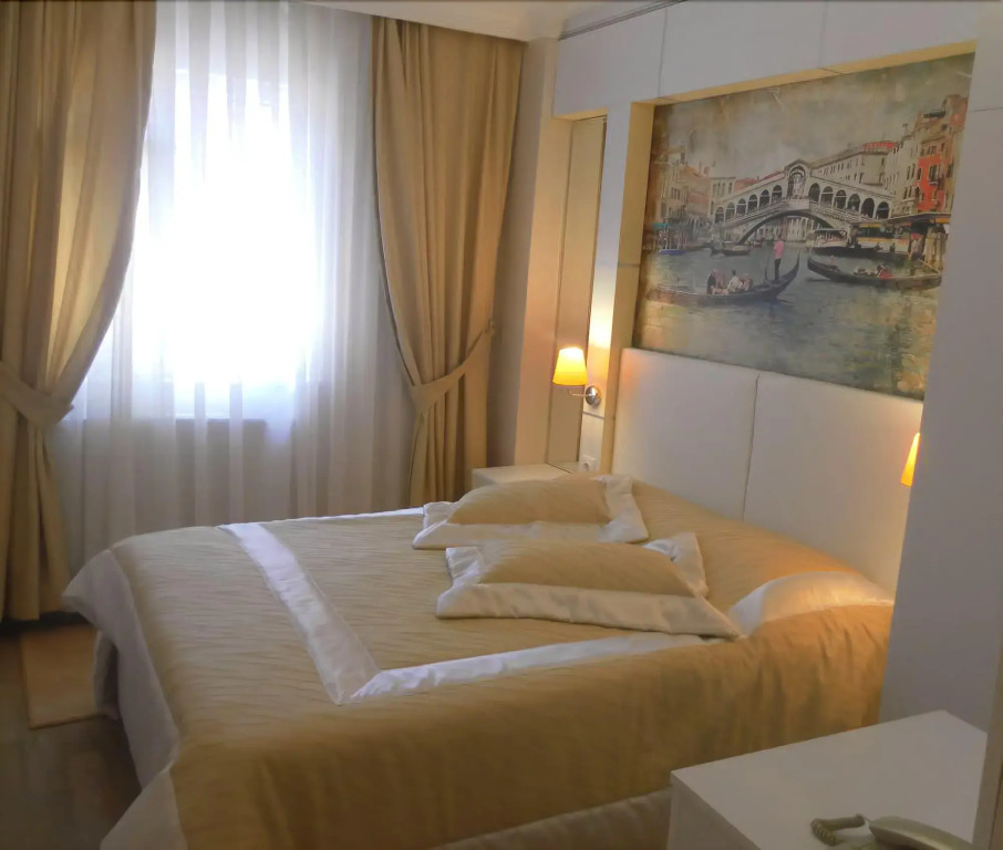 Hotel La White