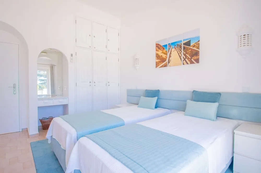 61 vdm Superb Villa on Vale do Milho With Heated