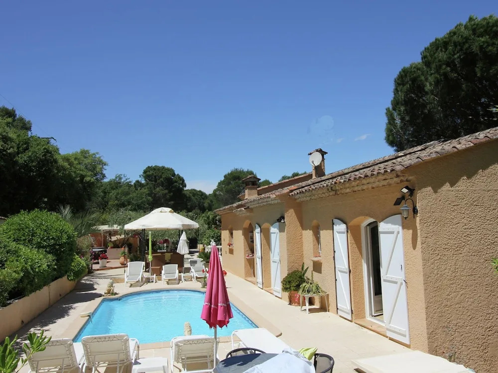 Cozy Holiday Home at Roquebrune-sur-argens With Pool