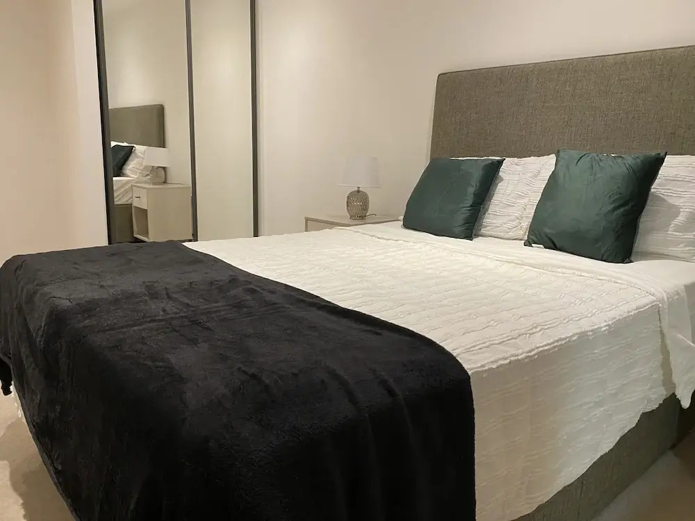 Cosy Stunning two Bed Apartment With Balcony
