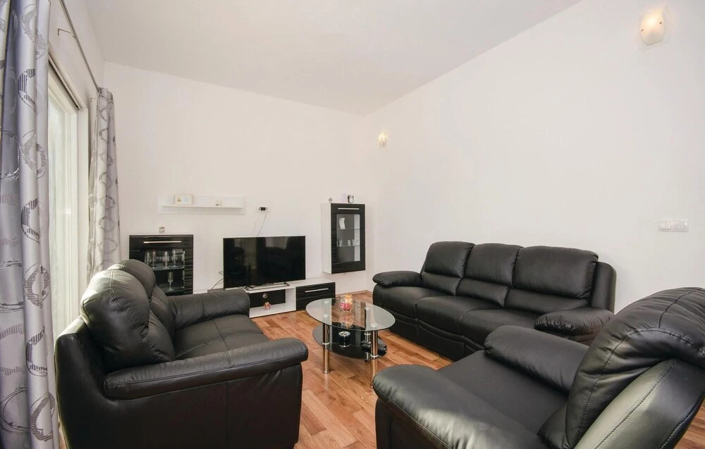 Stunning Home in Blizna Donja With Wifi and 4 Bedrooms