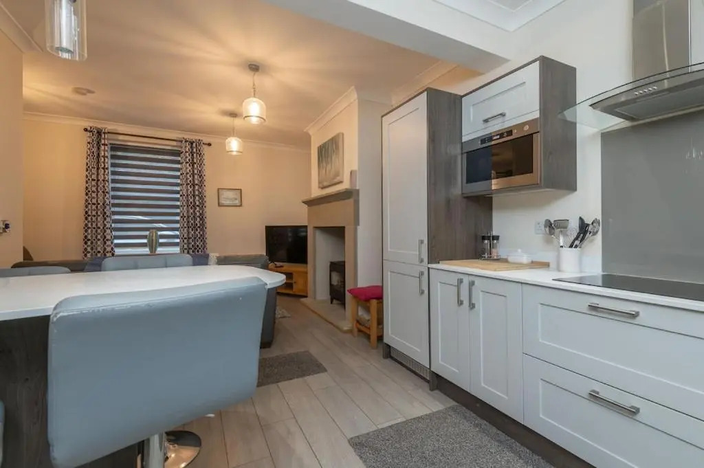 Sleeps 6 / 4 bedrooms, 2 minute walk to the Square