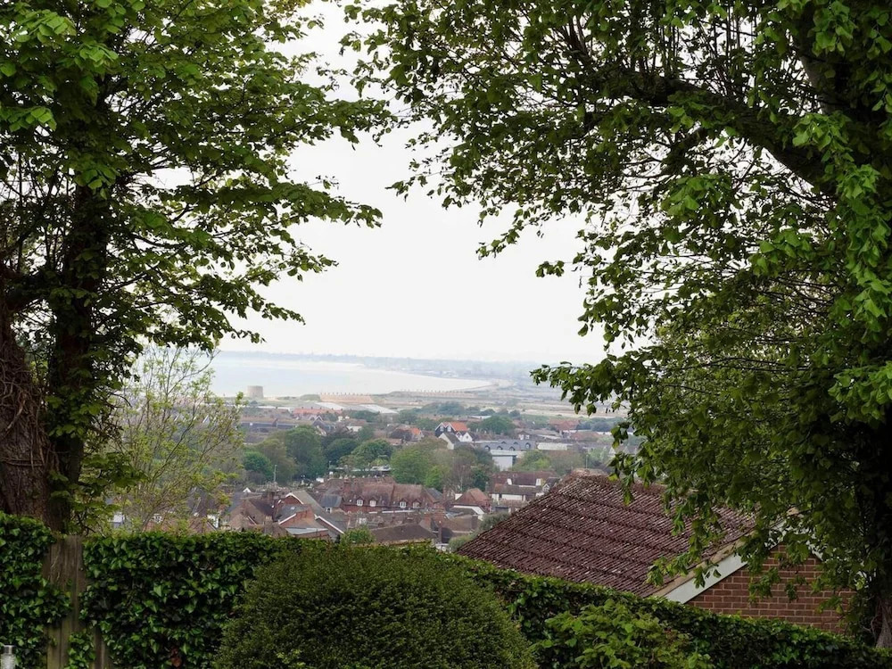Inviting 7-bed House With sea Views in Hythe