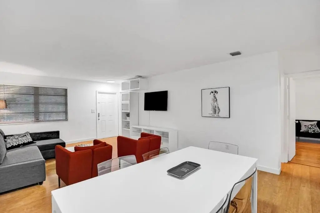 Biscayne deluxe unit 2br2bath free parking garden and BBQ