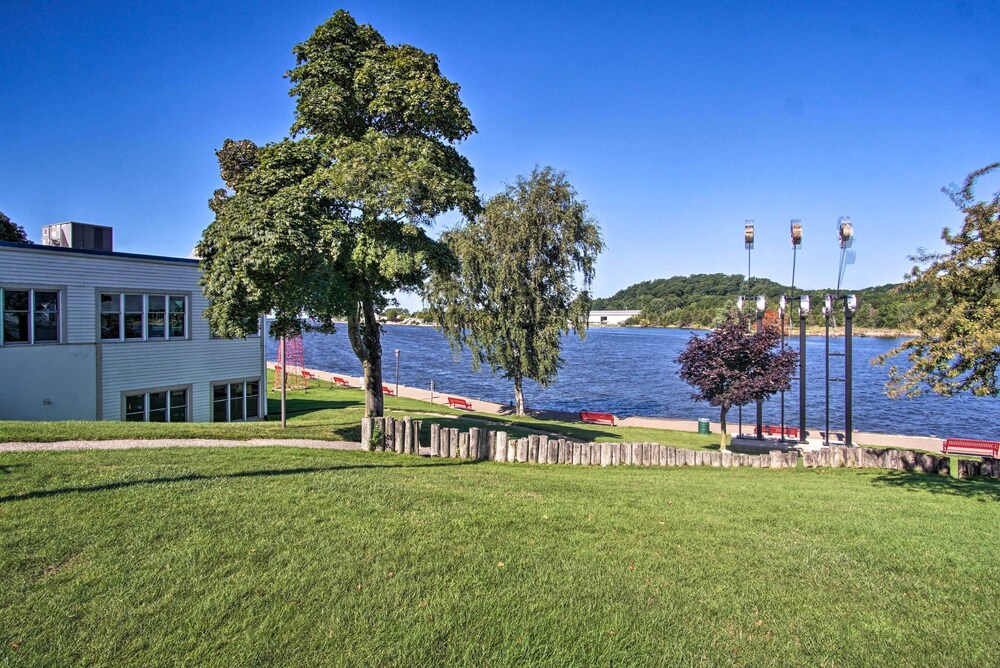 Grand Haven Condo: Walk to Lake + Pool Access!