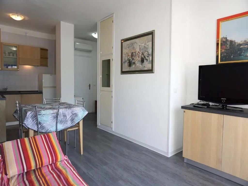 Beachside Flat With Shared Pool