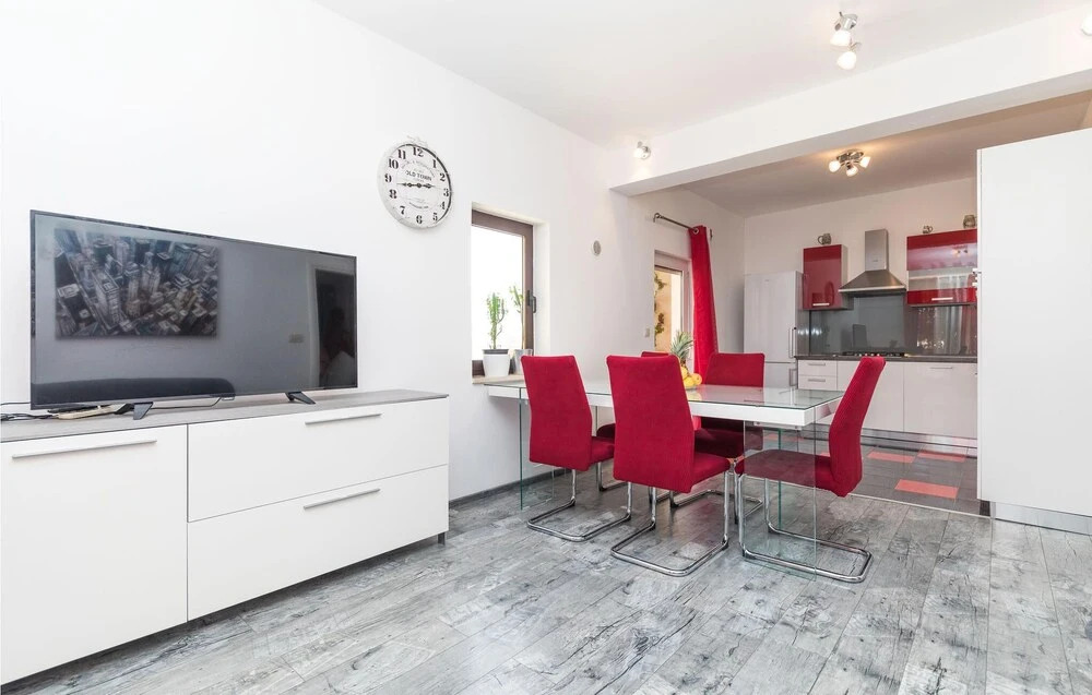 Stunning Apartment in Okrug Donji With 2 Bedrooms and Wifi