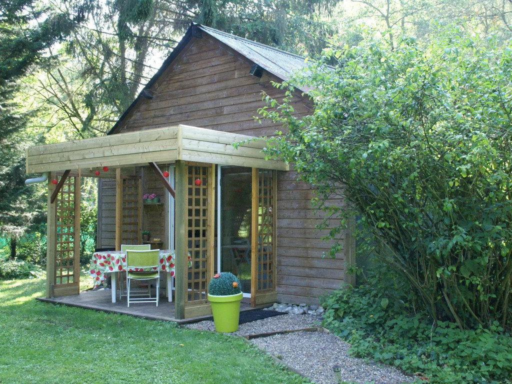 Cozy chalet in Ponchel with pond