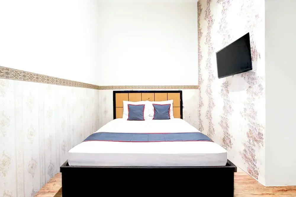 OYO 94512 Mega Inn Guest House