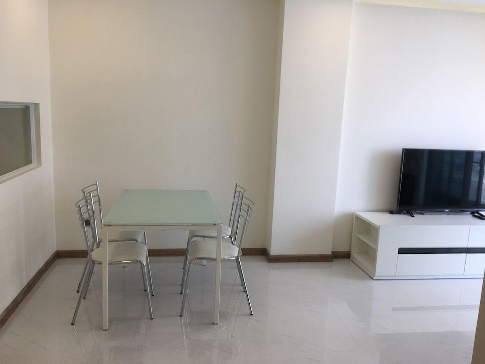 Smiley Apartment 14