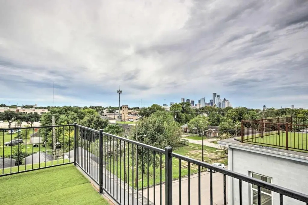 Rustic 4-Story Rooftop Spectacular Downtown View