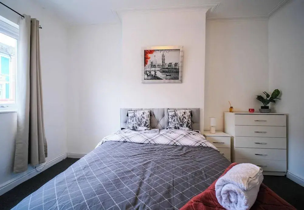 4 Bed House Sleeps 7-free Parking- Contractors