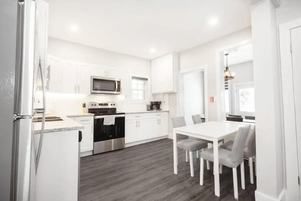 Unique 3BR 2bath Quadplex Free Parking Laundry