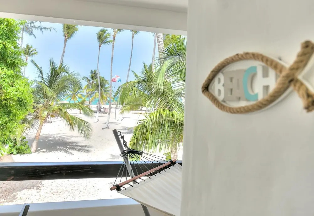 Scenic Oceanfront Apartment With a Walking Distance to the Beach