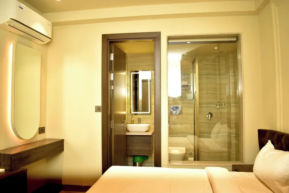Qotel Signature Coleman Janakpuri Near District Centre & Pacific Mall