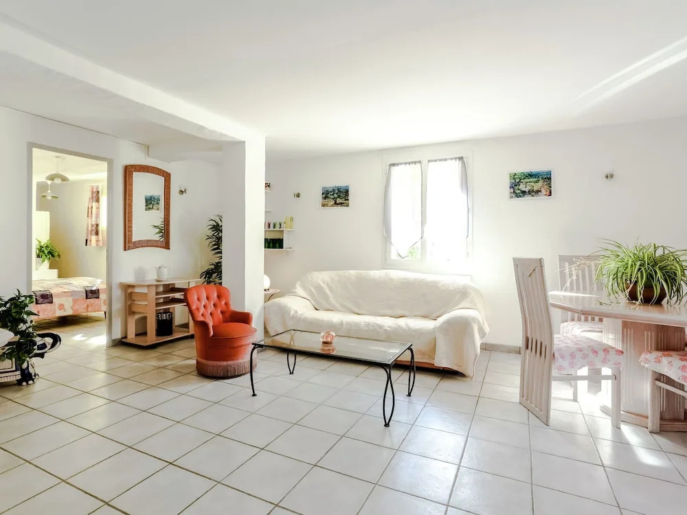 Cozy Hillside Escape in Berre