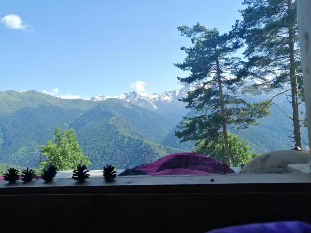 Heshkili huts Svaneti