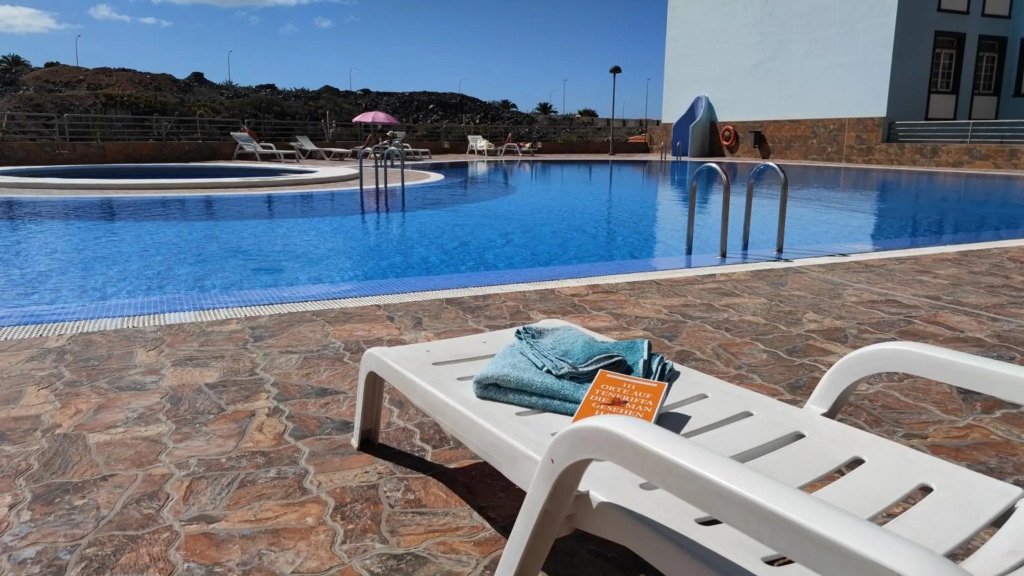 Hübsche Ferienwohnung mit 2 Schlafzimmern, Pool und WLAN, Strandnähe