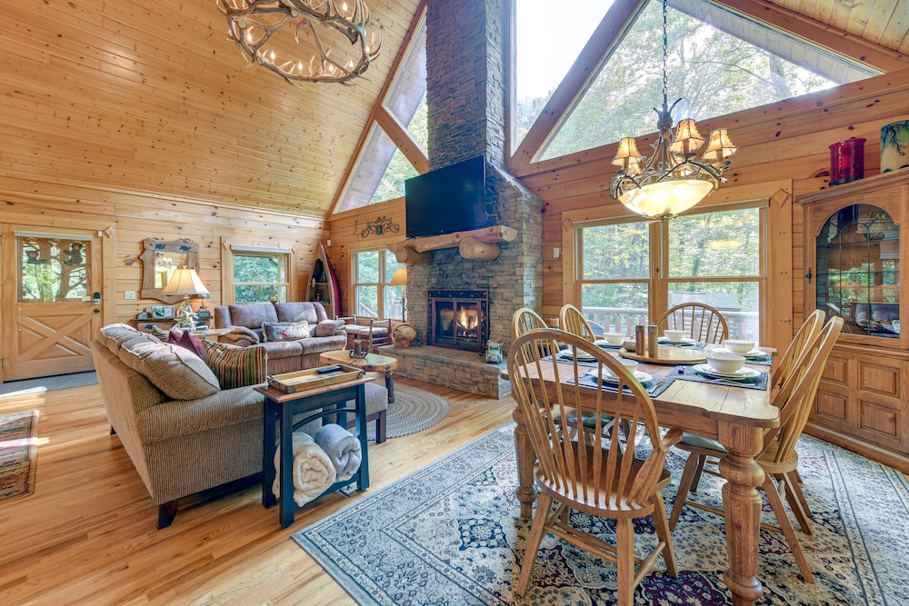 Creekside Maggie Valley Cabin: 2 Mi to Skiing!