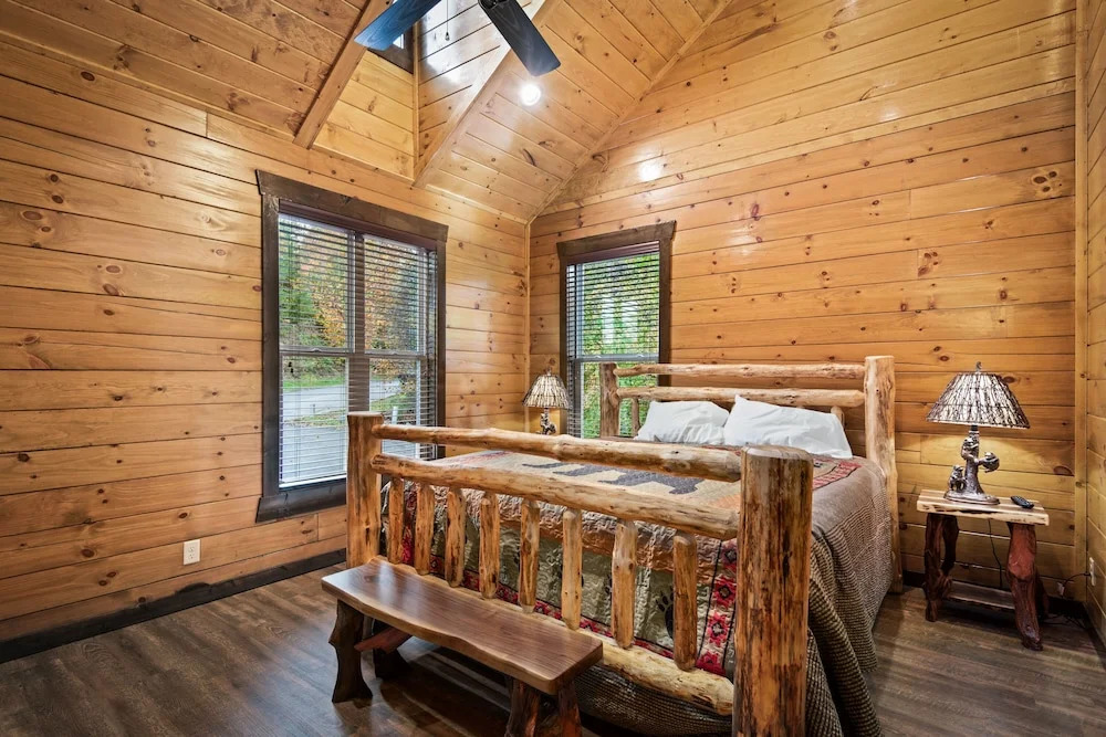 Luxe Mountain-view W/ Hot Tub 2 Bedroom Cabin