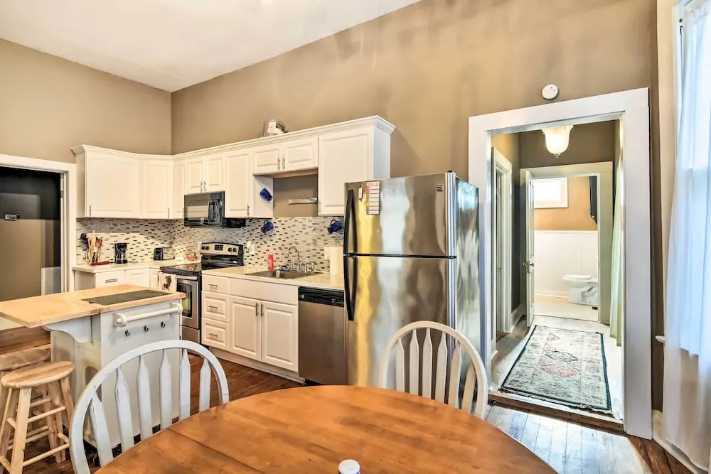Stylish Vicksburg Apt w/ Porch - 2 Mi to Casino!