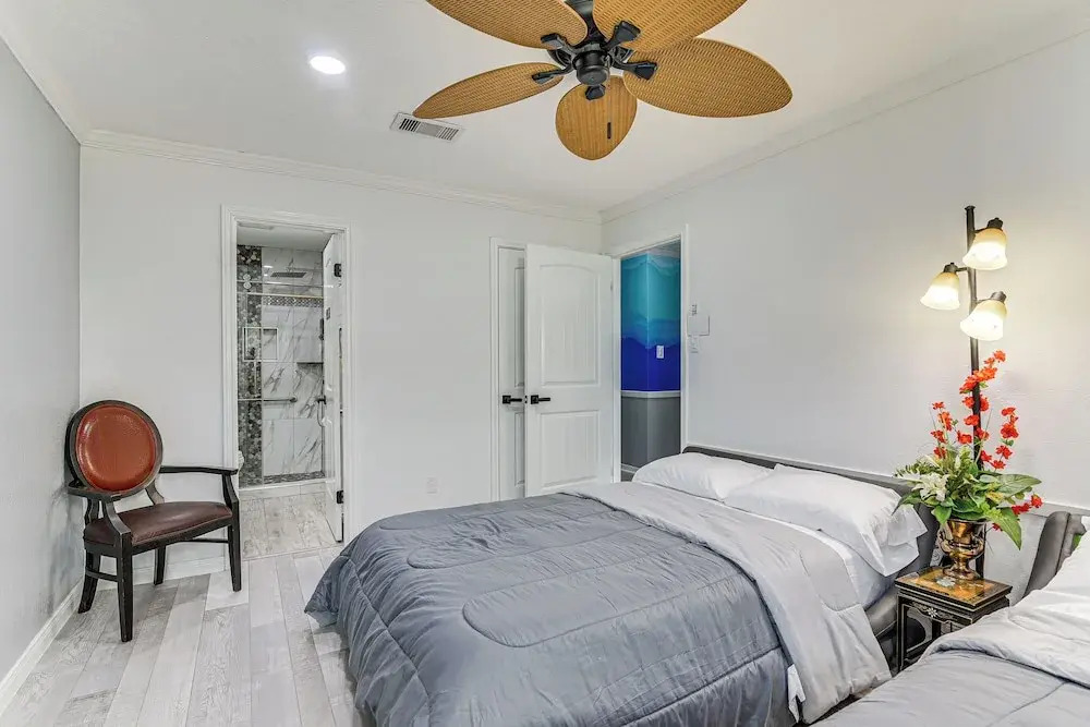 ~ 2 Blocks to Beach: Galveston Group Getaway!