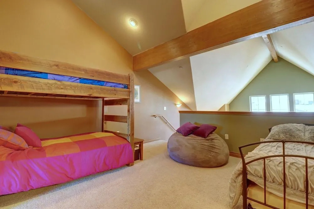 E8 Drake Landing 2br + Loft 2 Bedroom Condo by RedAwning