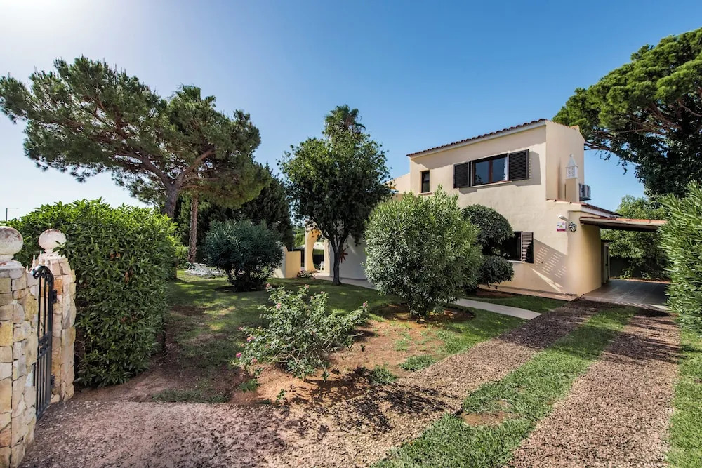 Exclusive Retreat in Vilamoura, Private Pool, Off-street Parking, Free AC & Wifi