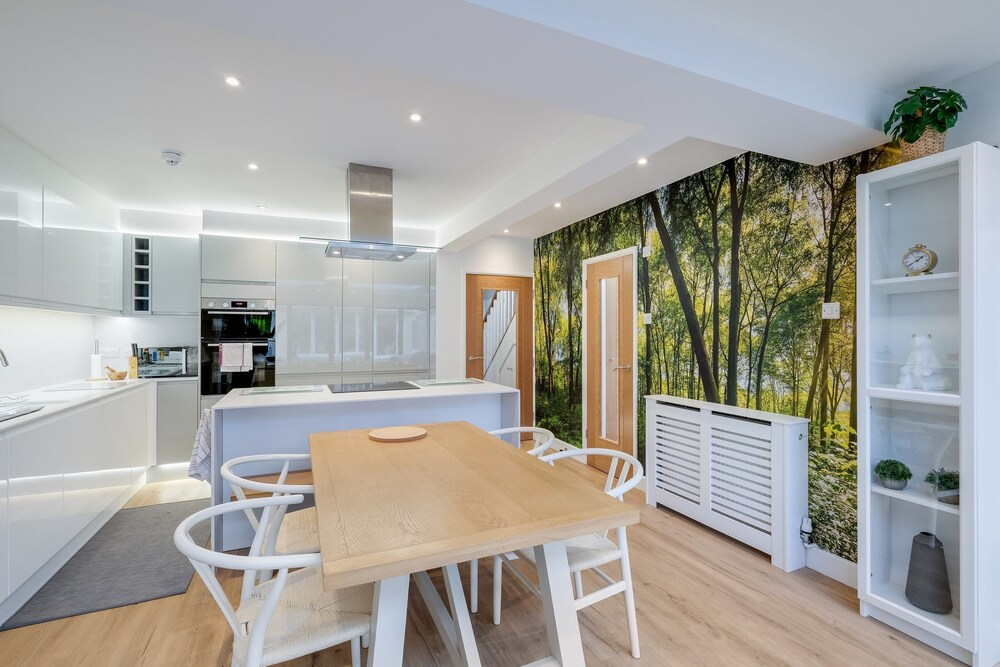 Bright 6 bedroom 3 bath house ideal for Pinewood Studios