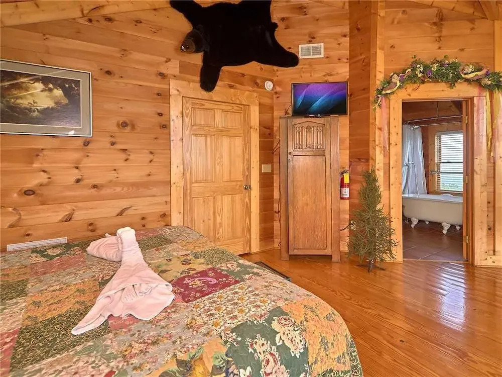 Bear Pause II - Three Bedroom Cabin