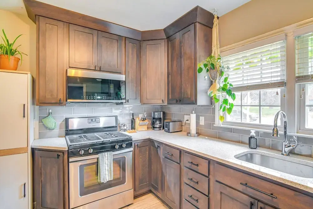 1 Mi to Valley Junction: Pet-friendly Iowa Home