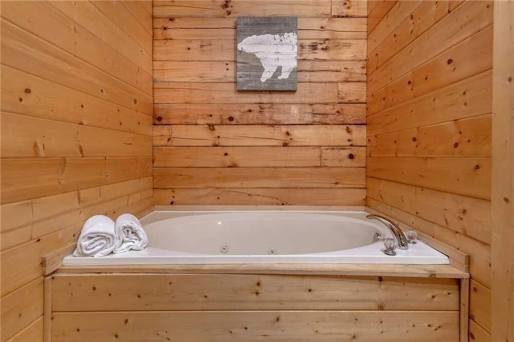 A Mountain Paradise 2 Bedroom Home with Hot Tub
