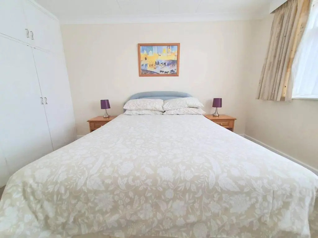 Wentworth Apartment with 2 bedrooms, Superfast Wi-Fi and private parking