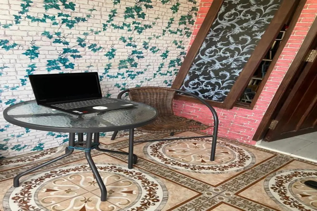 SPOT ON 91616 Kharisma Guest House