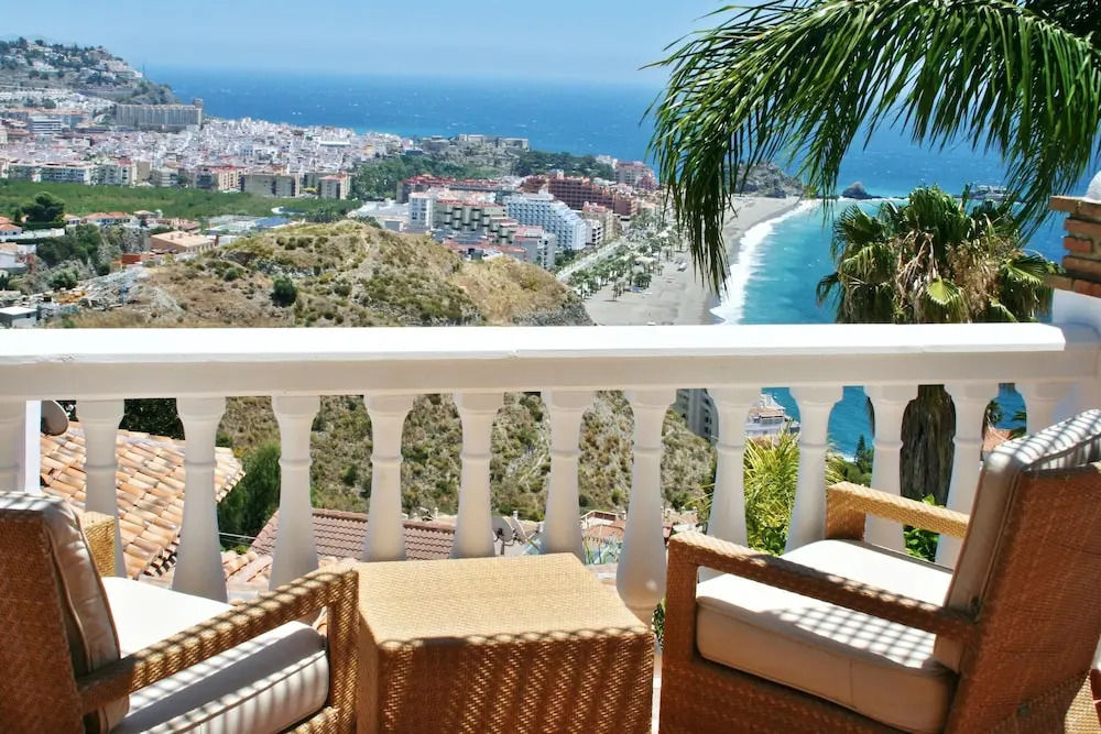 House With 4 Bedrooms in Almuñécar, With Wonderful sea View, Private P