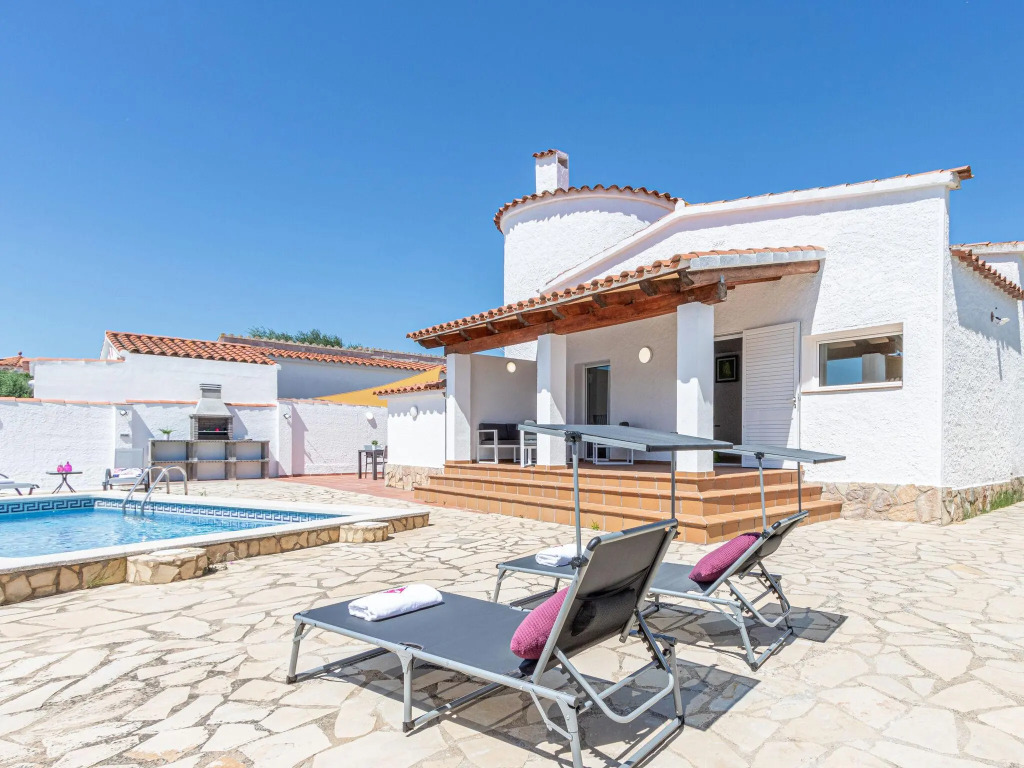 Villa in Empuriabrava With Private Pool & Mooring