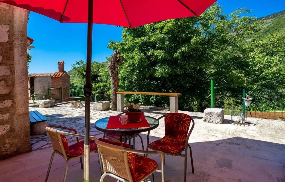 Stunning Apartment in Brsec With 1 Bedrooms and Wifi