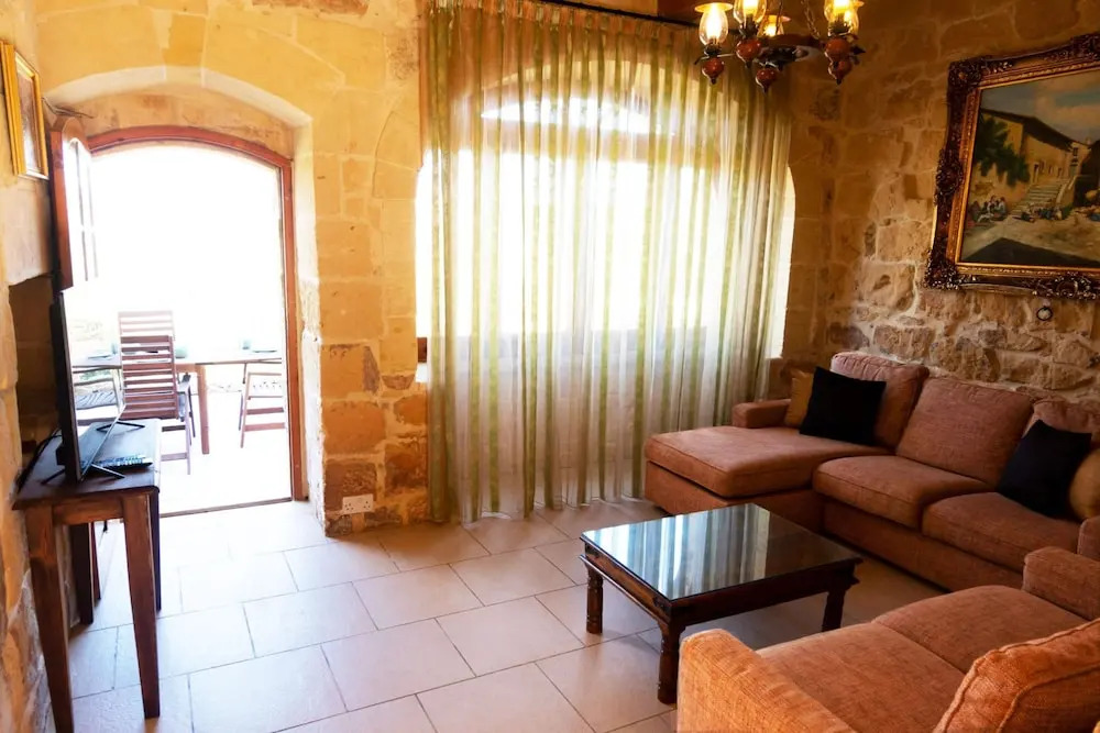 Villeleynah Amazing Gozitan Villa Pool - Happy Rentals