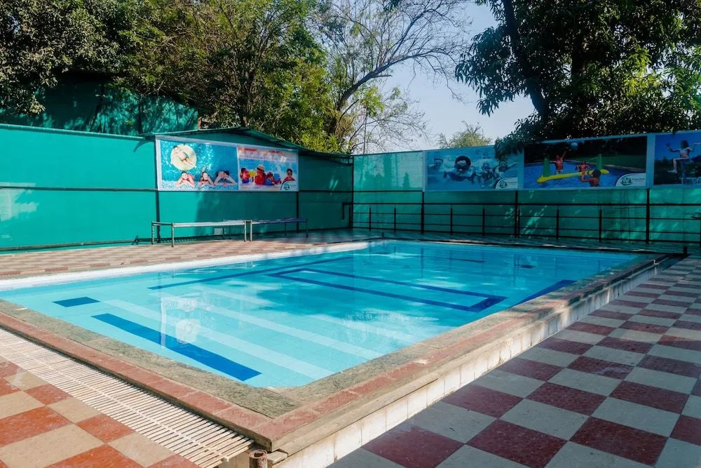 OYO 28759 Green Park Club Resort