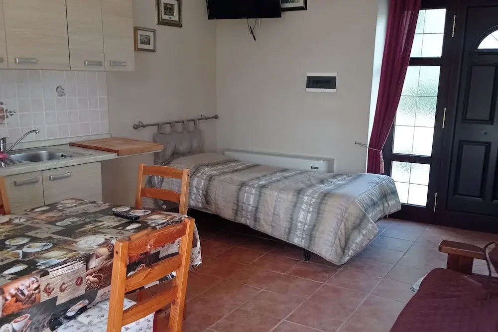 1-bed Apartment Sleeps 2 - Free Parking and Garden